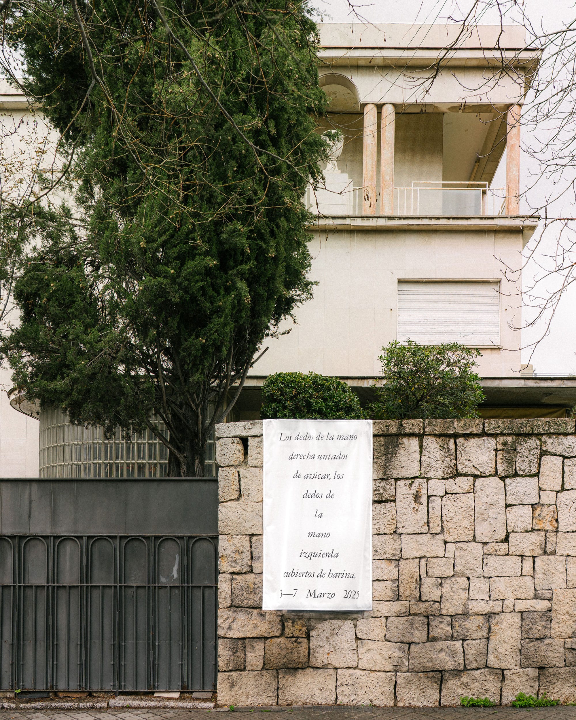 Daily Dialogue, project: La Mano derecha untada de azúcar la mano izquierda cubierta de harina (Fig. 3)